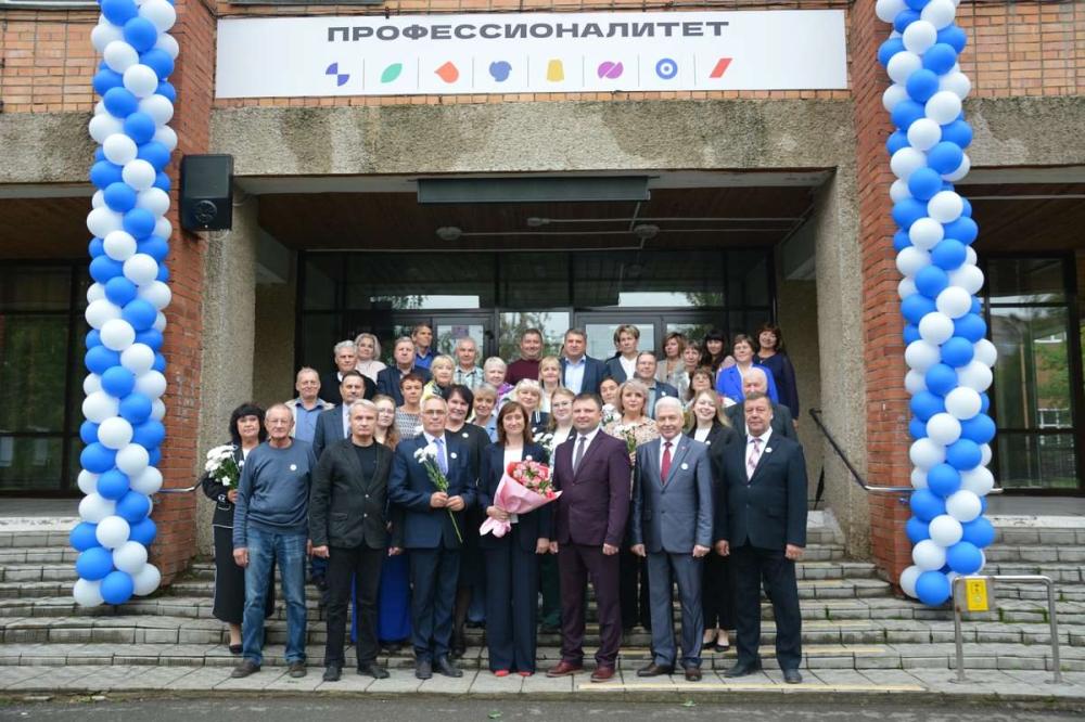 Руководство компании ООО «ГалоПолимер Кирово-Чепецк» приняло участие в торжественной линейке Вятского автомобильно-промышленного колледжа, посвященной Дню знаний.